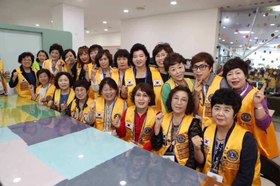 제17회 원주한지문화제 참여 자원봉사자 사진(1)